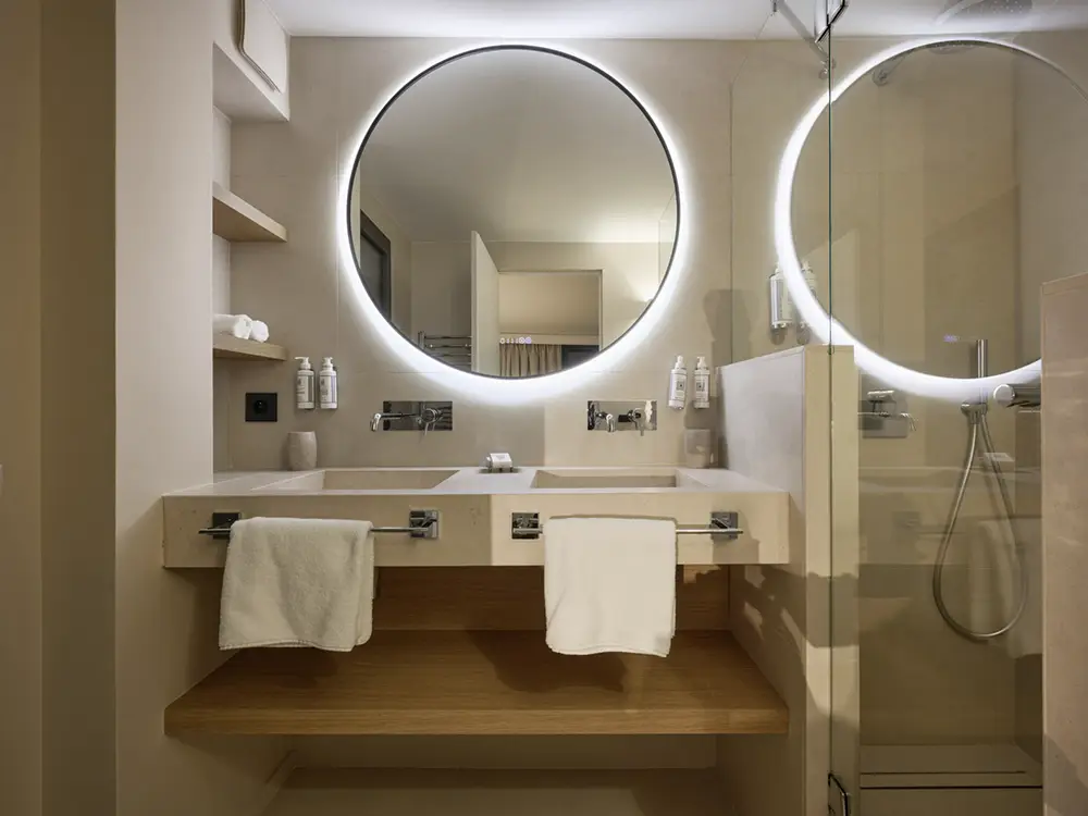 Salle de bain contemporaine de la chambre 2 avec douche à l’italienne et vasque élégante dans une villa de prestige à La Ciotat
