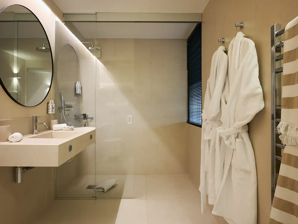 Salle de bain élégante chambre 5 avec double vasque suspendue et finitions contemporaines dans une villa méditerranéenne de prestige