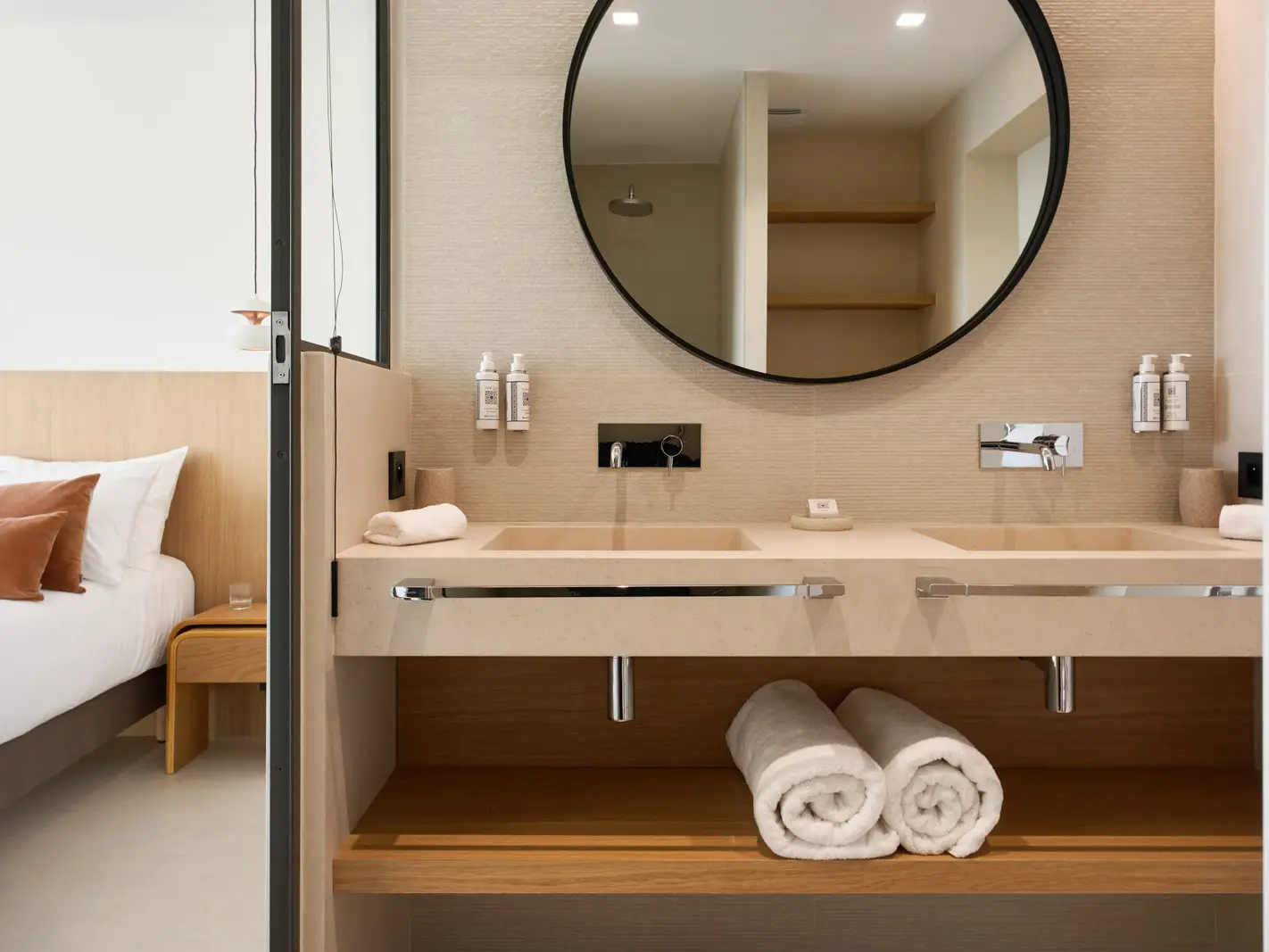 Salle de bain chambre 8 avec double vasque design, éclairage doux et prestations haut de gamme dans une villa de prestige à La Ciotat