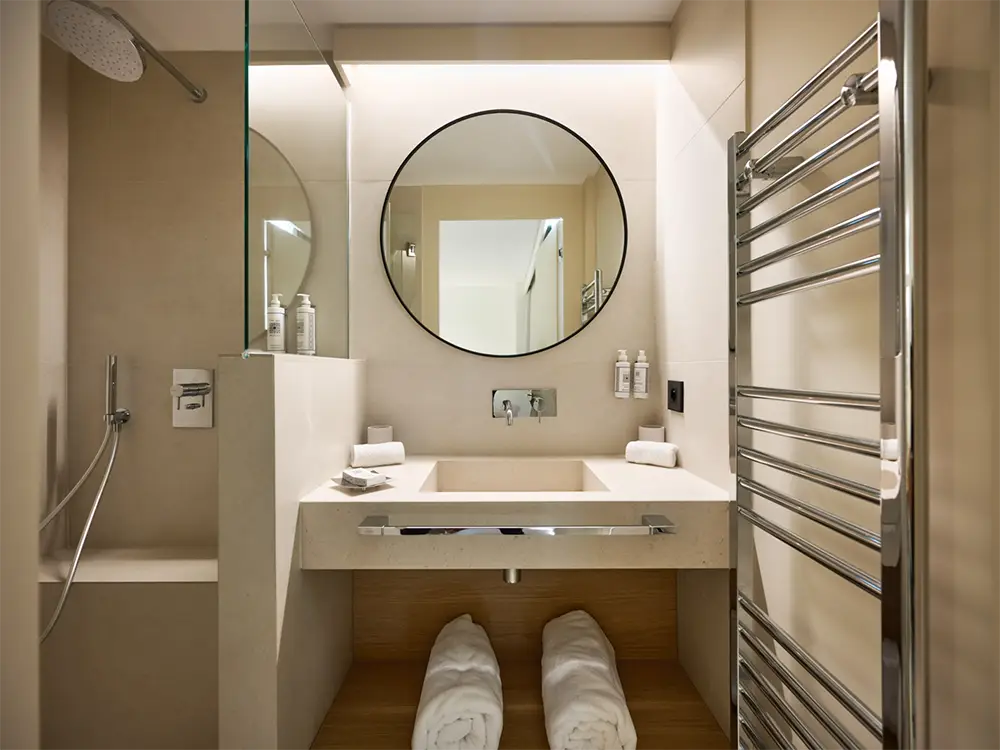 Salle de bain raffinée chambre 4 avec meuble vasque en bois et miroir design dans une propriété haut de gamme à La Ciotat