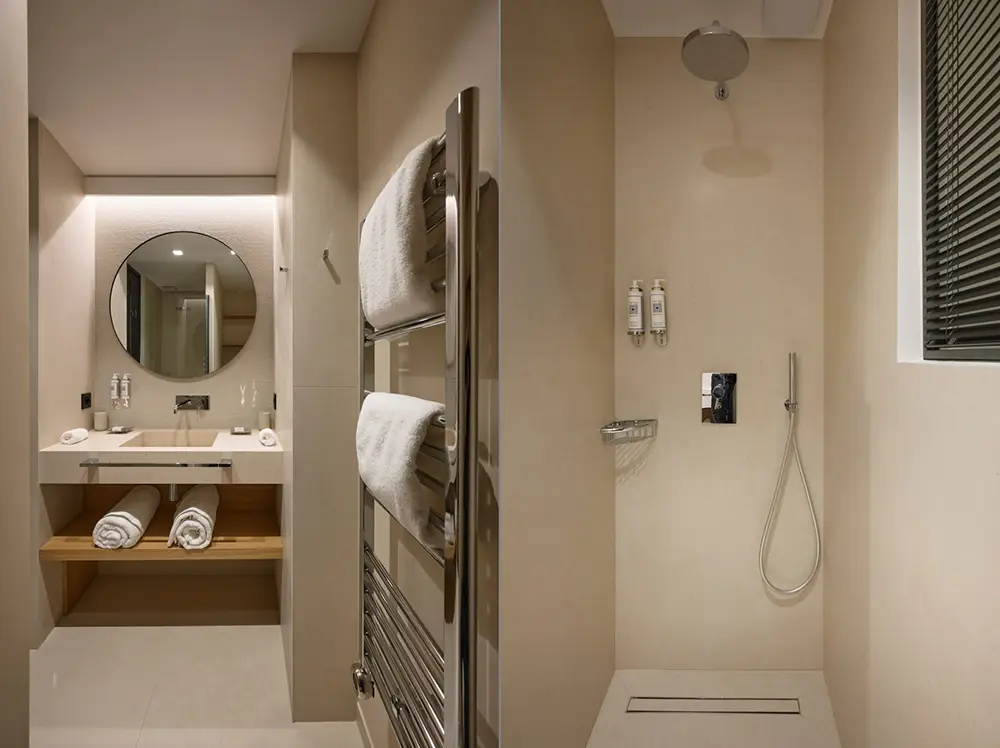 Salle de bain chambre 7 avec baignoire contemporaine et vue sur le jardin exotique de la villa de luxe La Villa L’Île Verte