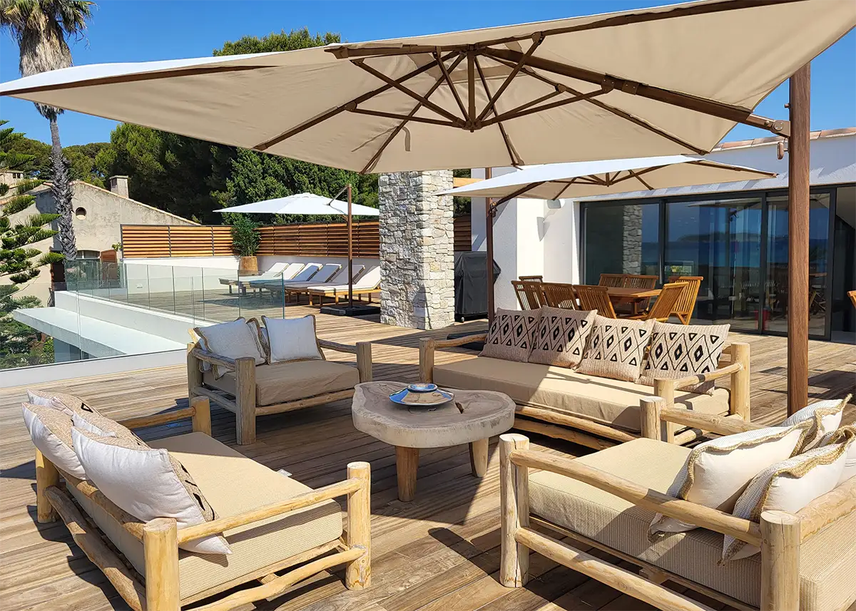 salon moderne avec canapé blanc incurvé et fauteuils orange vue mer de la villa l'île verte -  luxe à La Ciotat en Méditerranée