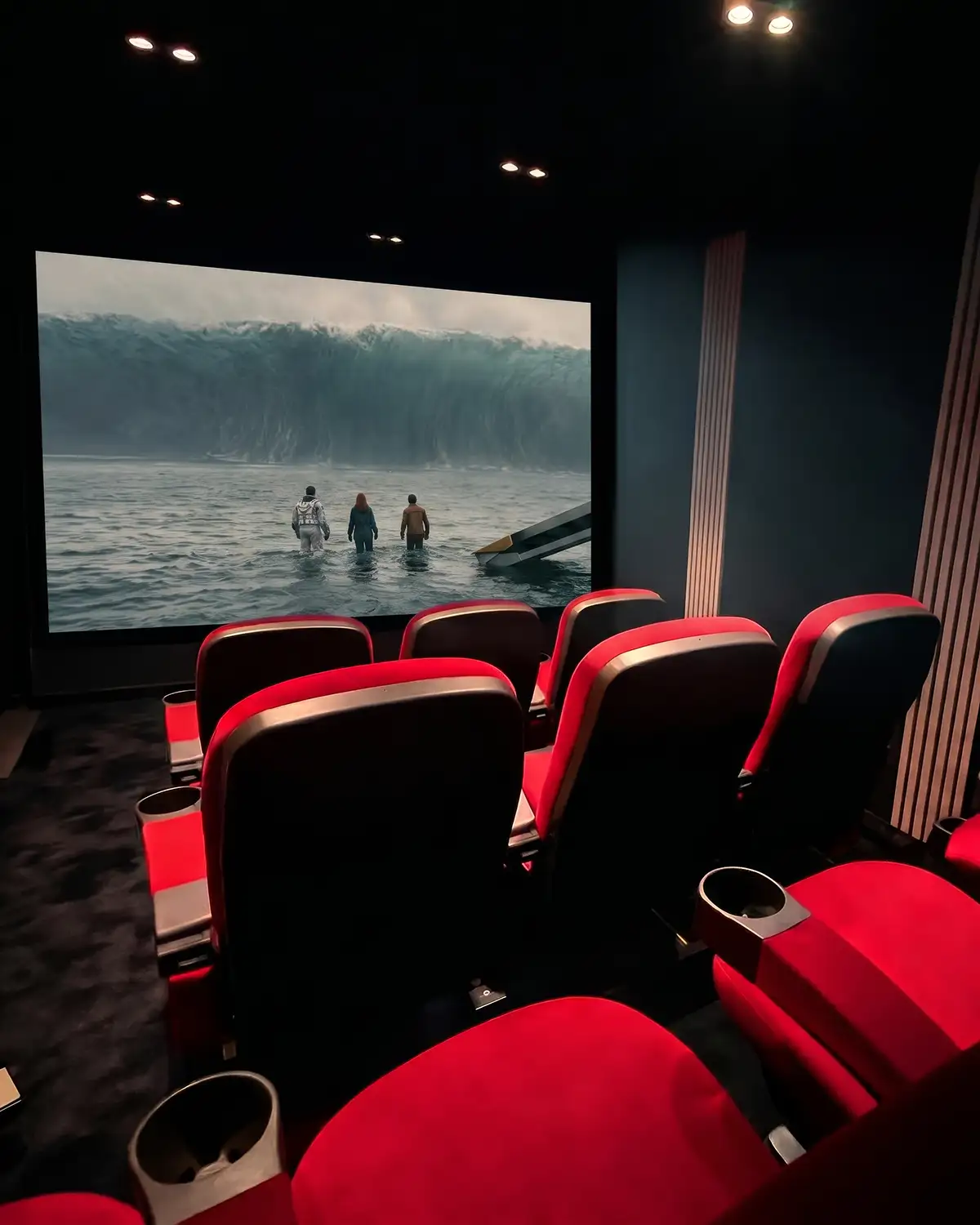 Salle de cinéma privée avec sièges rouges, la villa l'île verte, la Ciotat