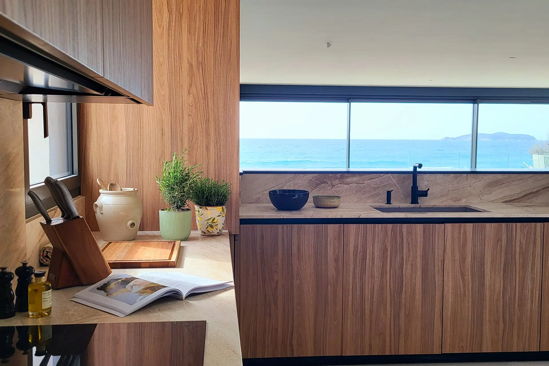 Cuisine moderne avec meubles en bois, plan de travail en marbre, la villa l'île verte.