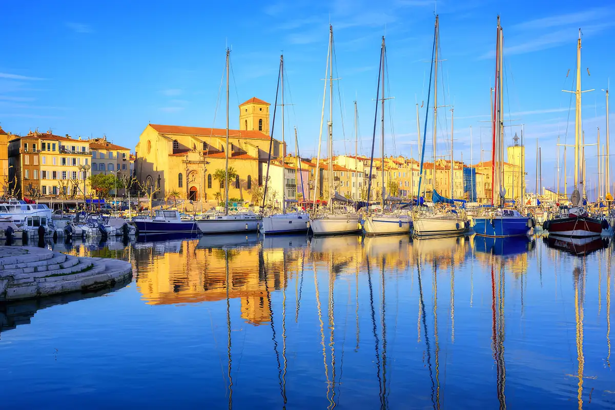 Vieux port de la Ciotat  au soleil couchant avec ses bateaux. 