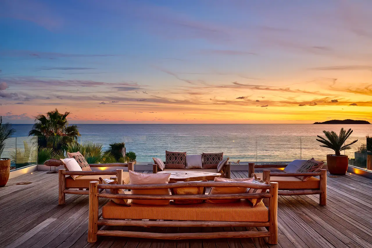Terrasse, la villa l'île verte avec un salon extérieur, vue sur la mer Méditerranée au coucher du soleil. La Ciotat