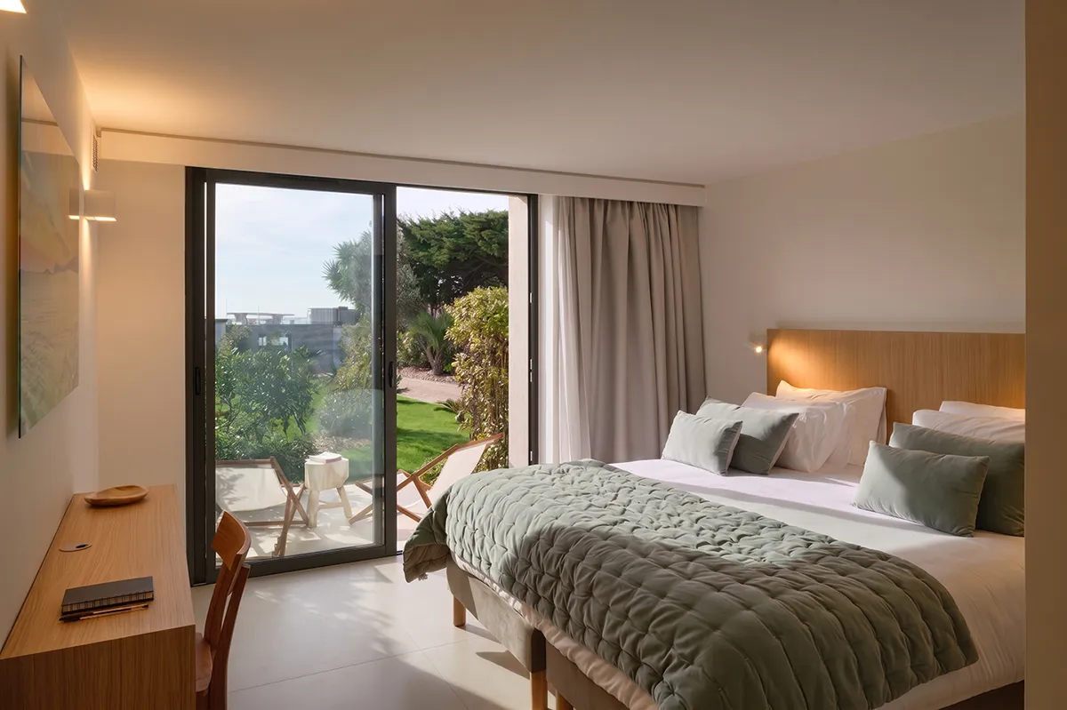 Chambre double n°7 de la Villa L'Île Verte — lit king size et vue sur le jardin exotique, La Ciotat