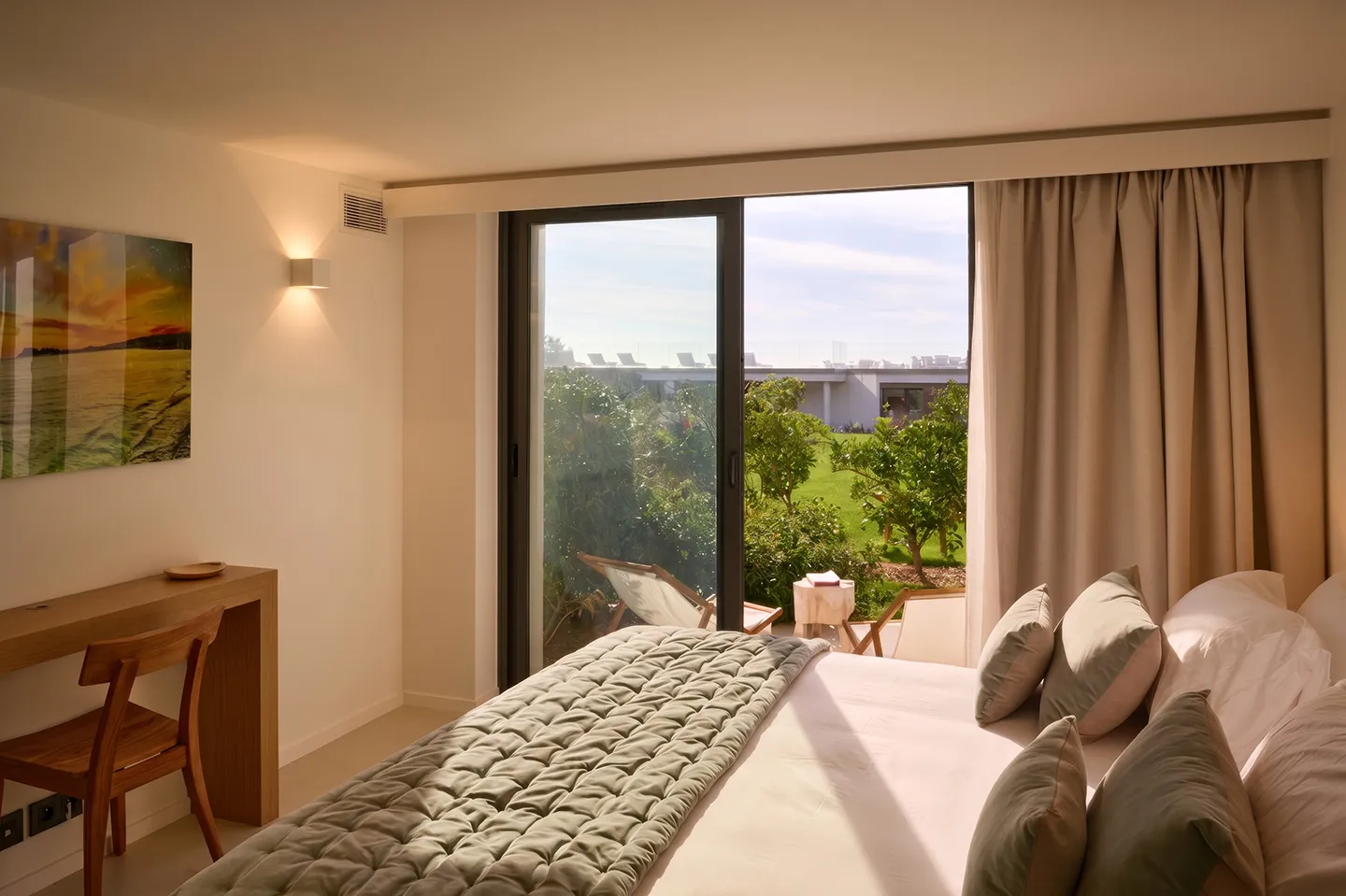 Détail de la chambre n°7, Villa L'Île Verte — mobilier design et finitions prestige, La Ciotat