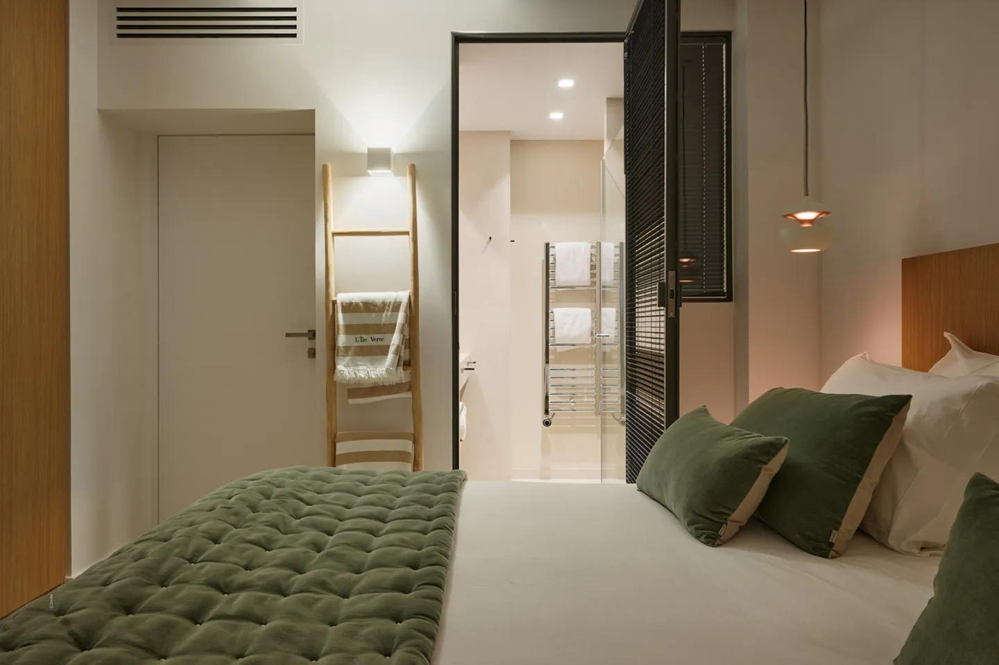 Salle de bain de la chambre n°2, Villa L'Île Verte — douche italienne et vasque design, La Ciotat