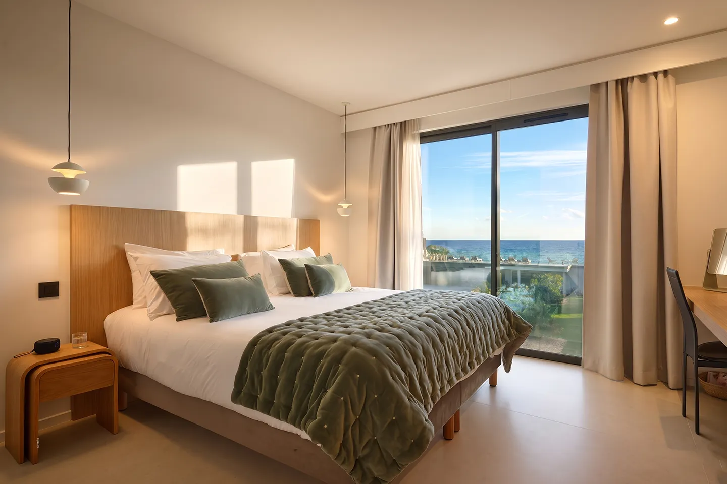 Chambre double n°2 de la Villa L'Île Verte — décoration contemporaine et vue mer, La Ciotat