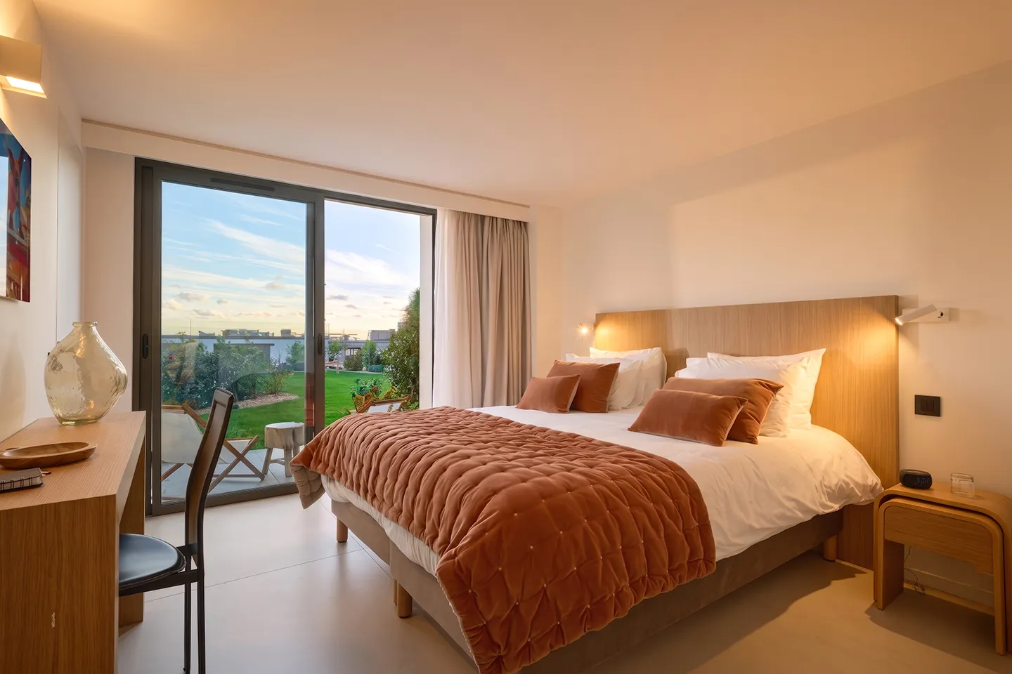 Salle de bain lumineuse chambre 3 avec grande douche vitrée et décoration minimaliste dans une villa de luxe en bord de mer