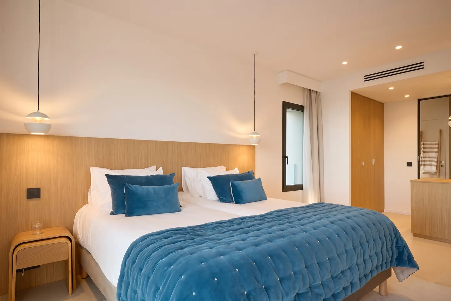 Salle de bain de la suite Master n°1, Villa L'Île Verte — matériaux d'exception et double vasque, La Ciotat