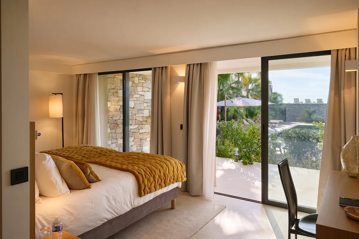 Chambre double n°4 de la Villa L'Île Verte — espace confort et vue jardin méditerranéen, La Ciotat