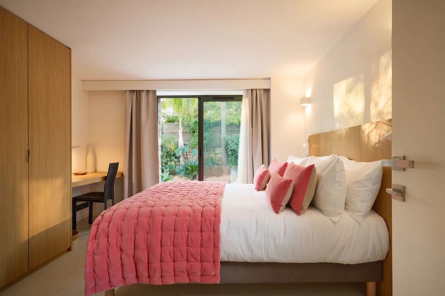Détail de la chambre n°8, Villa L'Île Verte — décoration épurée et confort premium, La Ciotat