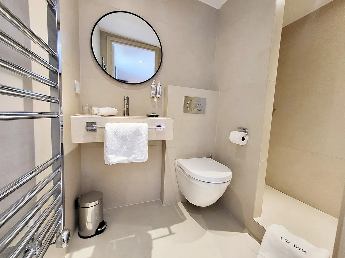 Salle de bain du Pavillon n°9, Villa L'Île Verte — finitions contemporaines et équipements haut de gamme, La Ciotat