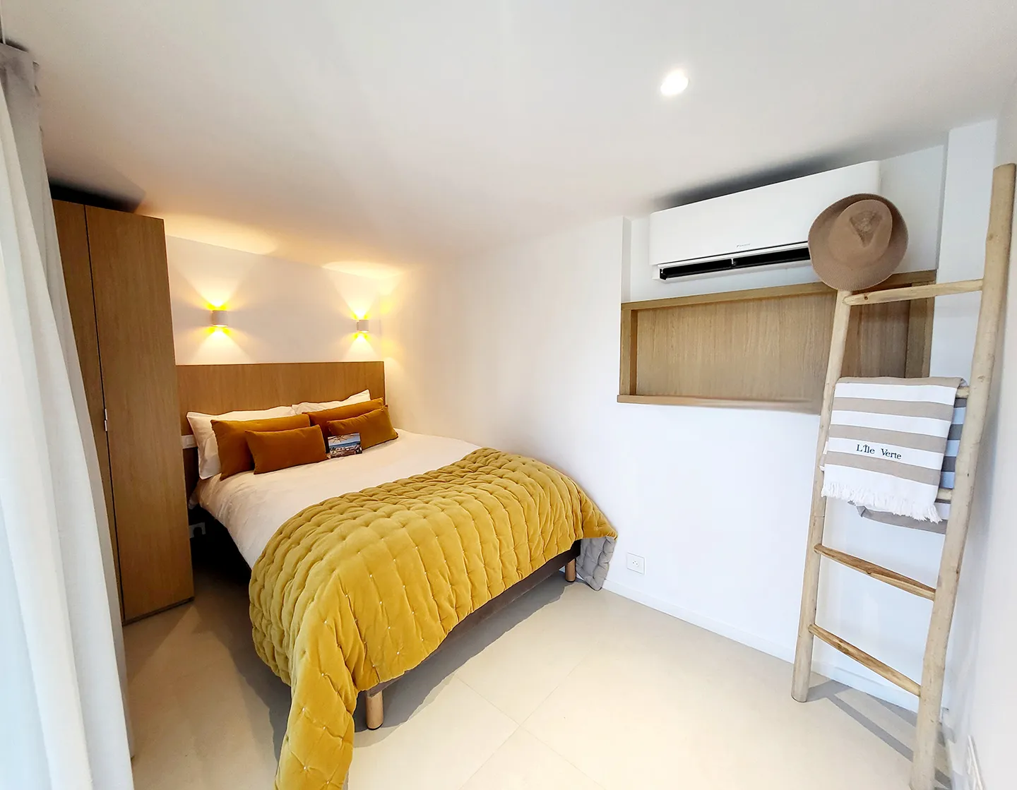 Chambre du Pavillon n°10, Villa L'Île Verte — suite prestige avec vue sur le jardin et la mer, La Ciotat