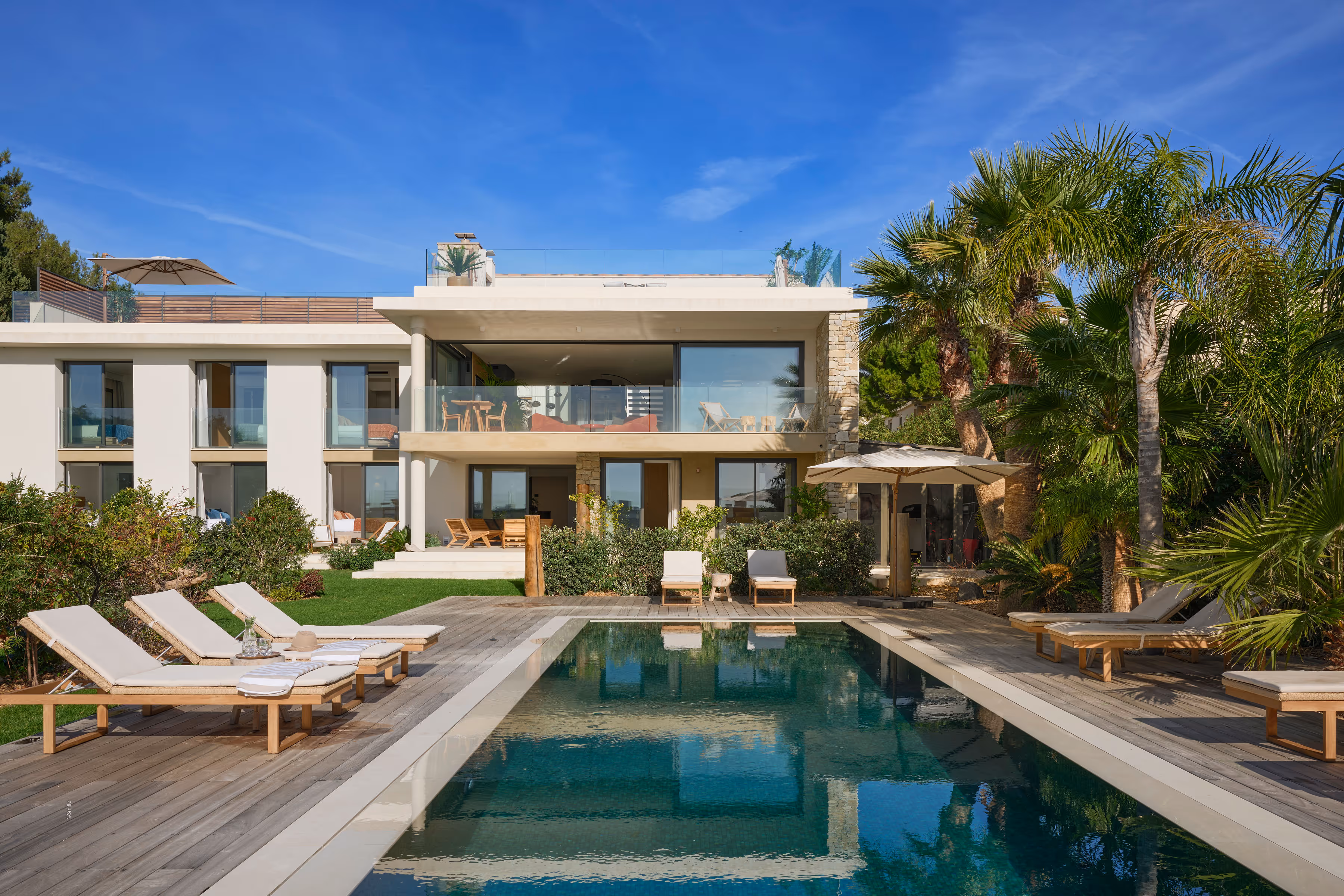 Vue extérieure de la Villa L'Île Verte au crépuscule — façade contemporaine et jardin méditerranéen, La Ciotat