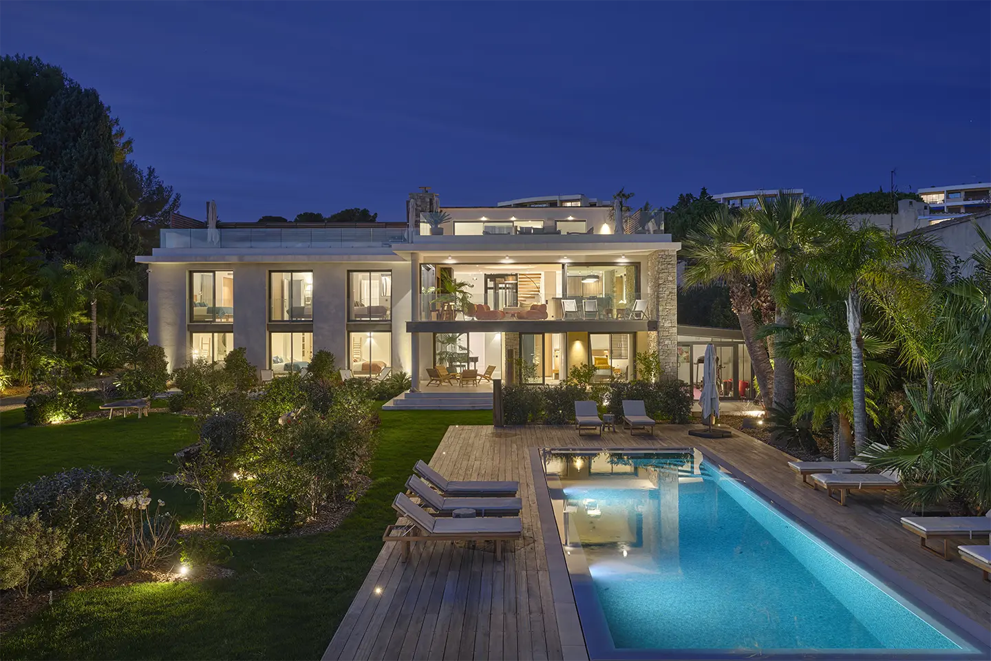 Villa L'Île Verte illuminée de nuit — façade contemporaine, piscine et jardin paysager, La Ciotat