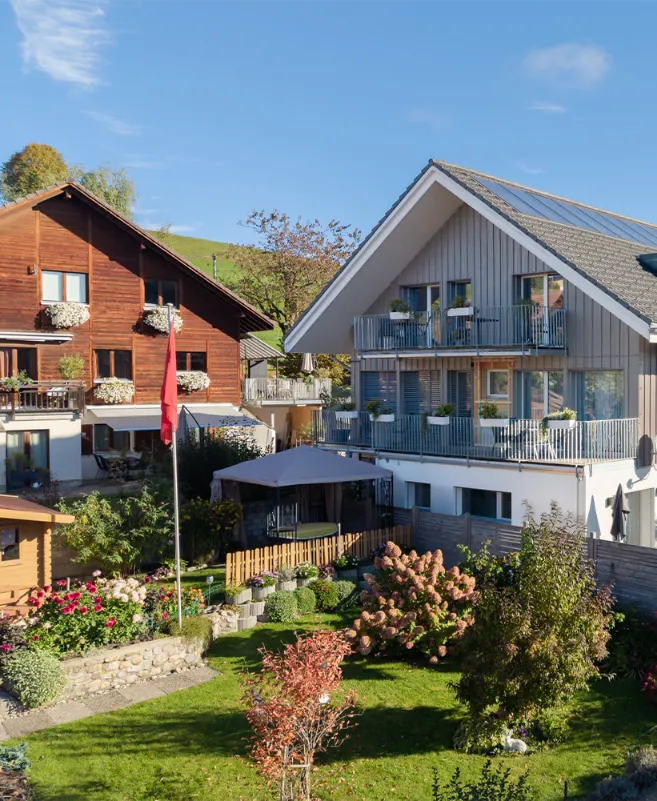Ein modernes Haus und ein Stöckli mit Garten