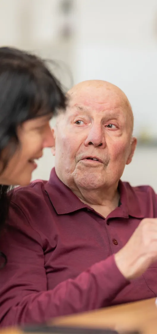 Älterer Herr mit seiner Tochter im Gespräch