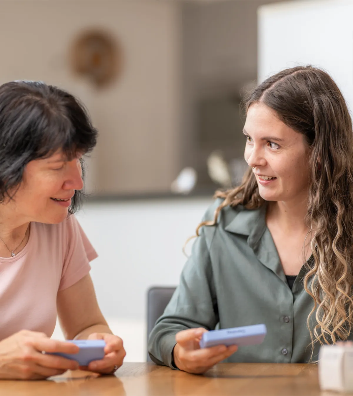 Eine Fachfrau Gesundheit erklärt einer Frau die Medikamentenaufteilung