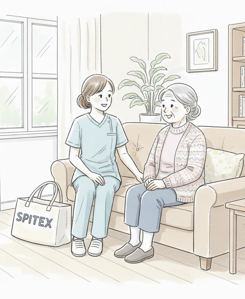 Eine Frau sitzt fürsorglich neben einer älteren Frau auf dem Sofa. Eine Tasche mit der Aufschrift SPITEX steht auf dem Boden neben ihnen.