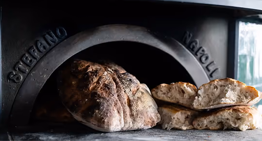 Hausgemachtes Brot und Focaccia im Steinofen bei Tesla Coffee & Concept