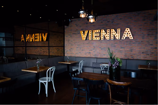 Tesla Coffee & Concept in 1150 Wien mit VIENNA Schriftzug und Sitzbereich