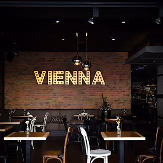 Sitzbereich im Tesla Coffee & Concept an der Mariahilfer Straße in Wien