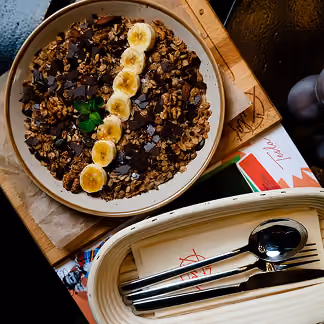 Granola Bowl mit Banane und Schokolade als Frühstück