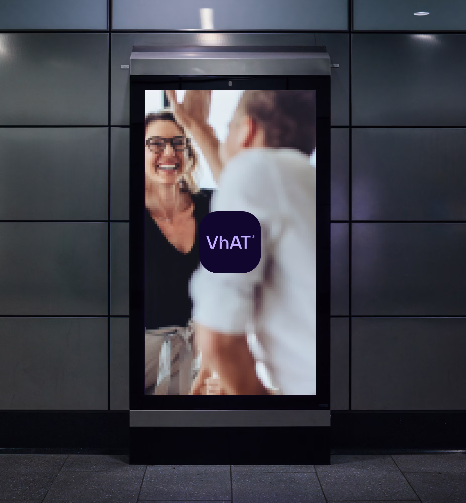 Digital udendørsskærm med to personer der smiler og giver high-five med VhAT-logo overlay.