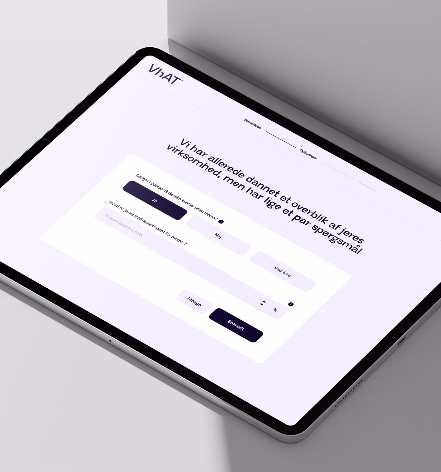 Tablet der viser onboarding-skærm for dansk erhvervssoftware med spørgsmål om moms og fradragsprocenter.