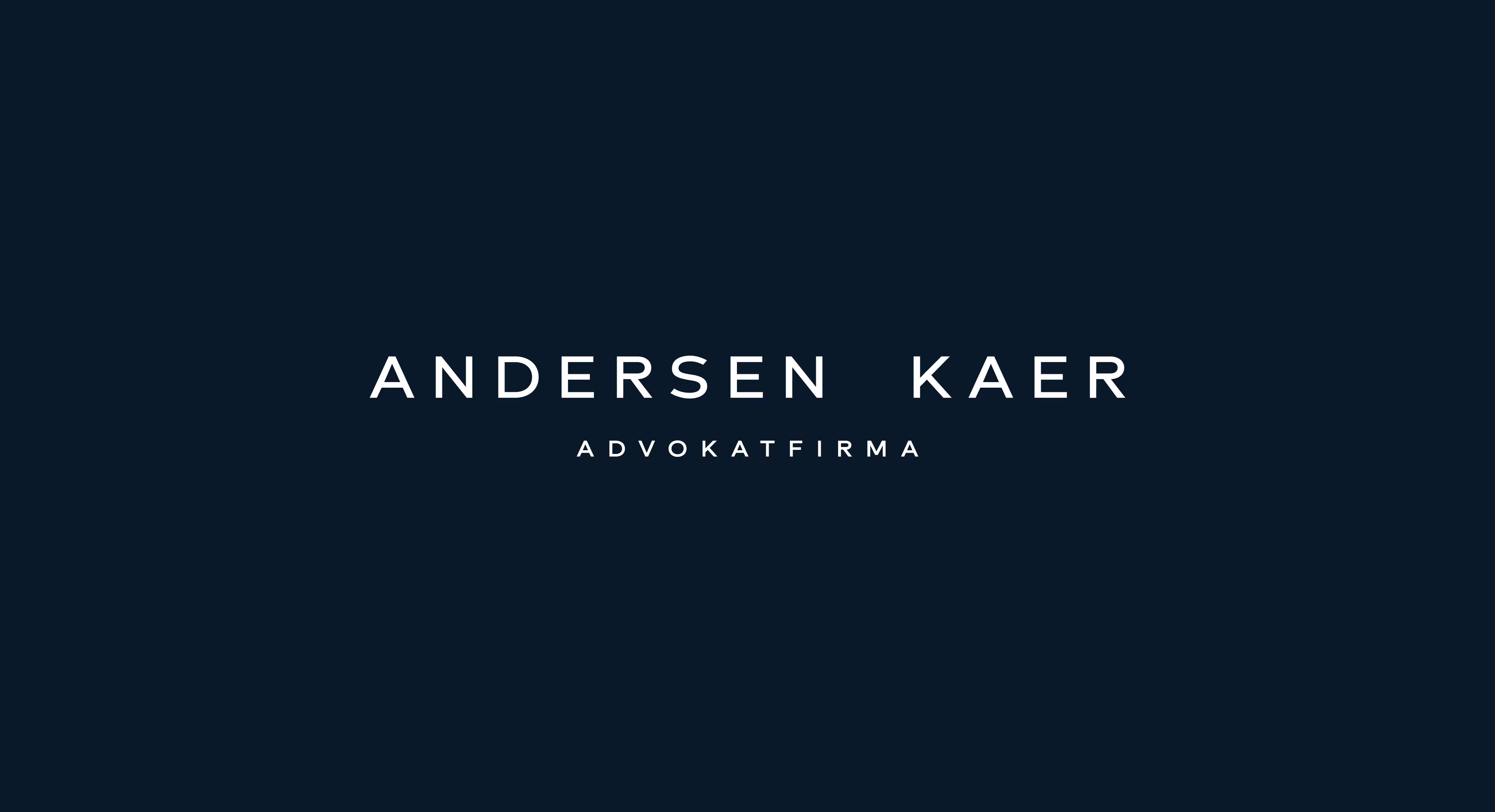 Andersen Kaer Advokatfirma-logo med hvid tekst på mørk baggrund.