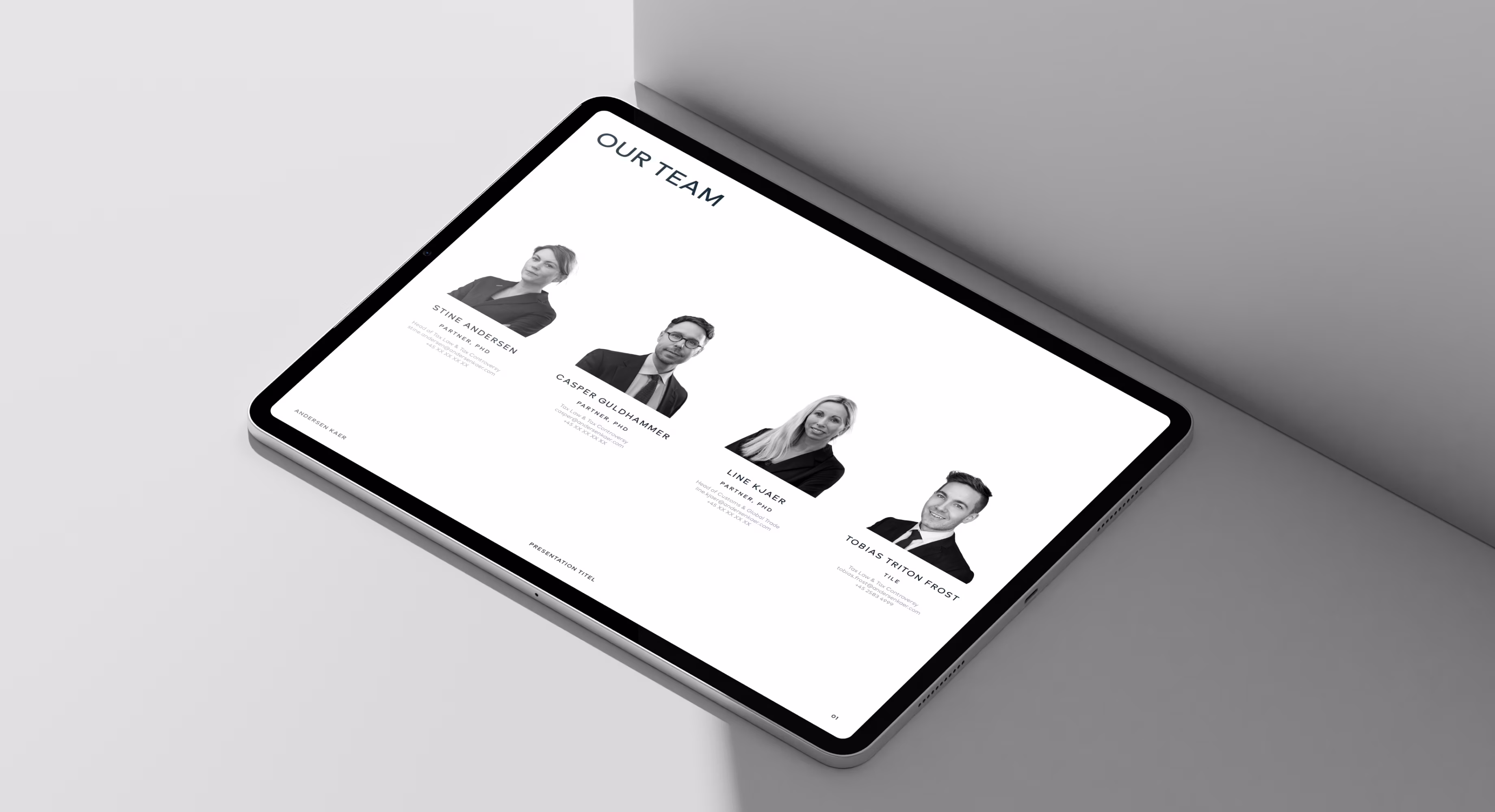 Tablet der viser hvid skærm med titlen "Our Team" og sort-hvide fotos samt navne på fire teammedlemmer.
