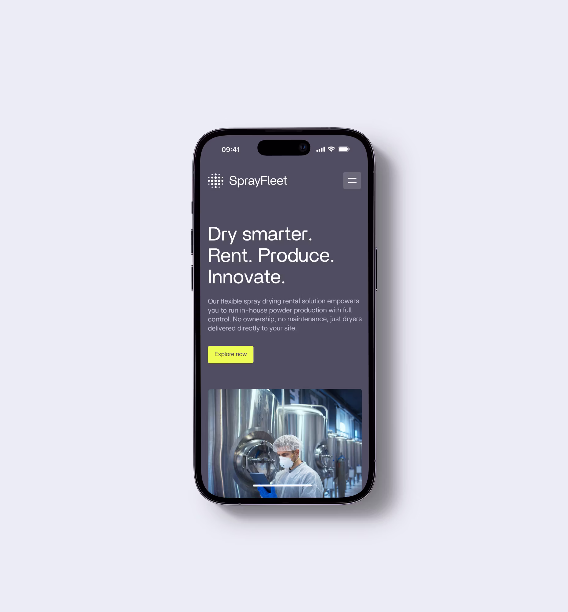 Mobilskærm der viser SprayFleet-hjemmeside med teksten "Dry smarter. Rent. Produce. Innovate." og billede af arbejder i beskyttelsesudstyr der inspicerer industrielt spraytørringsudstyr.