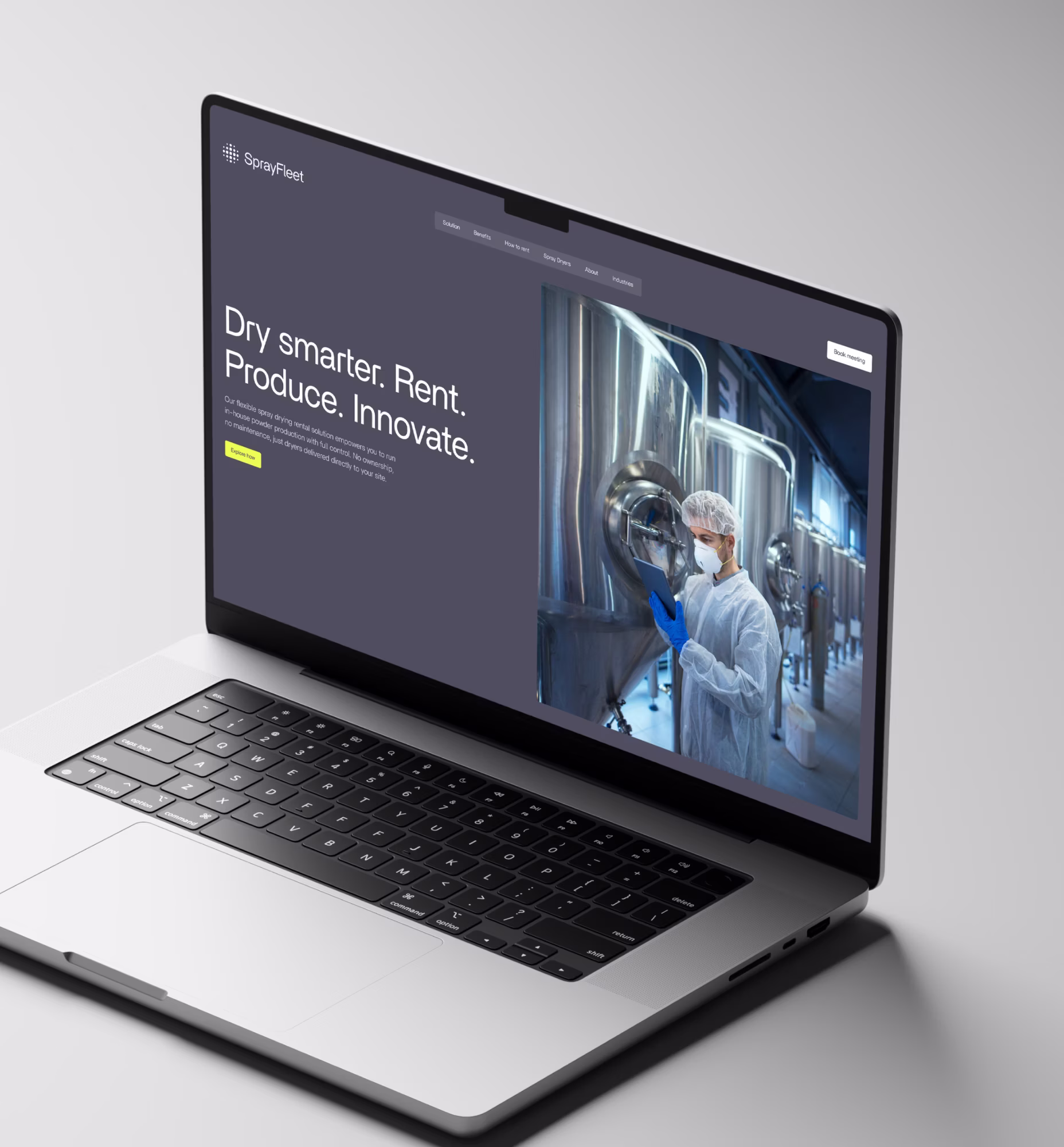 Laptop der viser SprayFleet-hjemmeside med arbejder i beskyttelsesudstyr der inspicerer industrielle rustfri ståltanke.