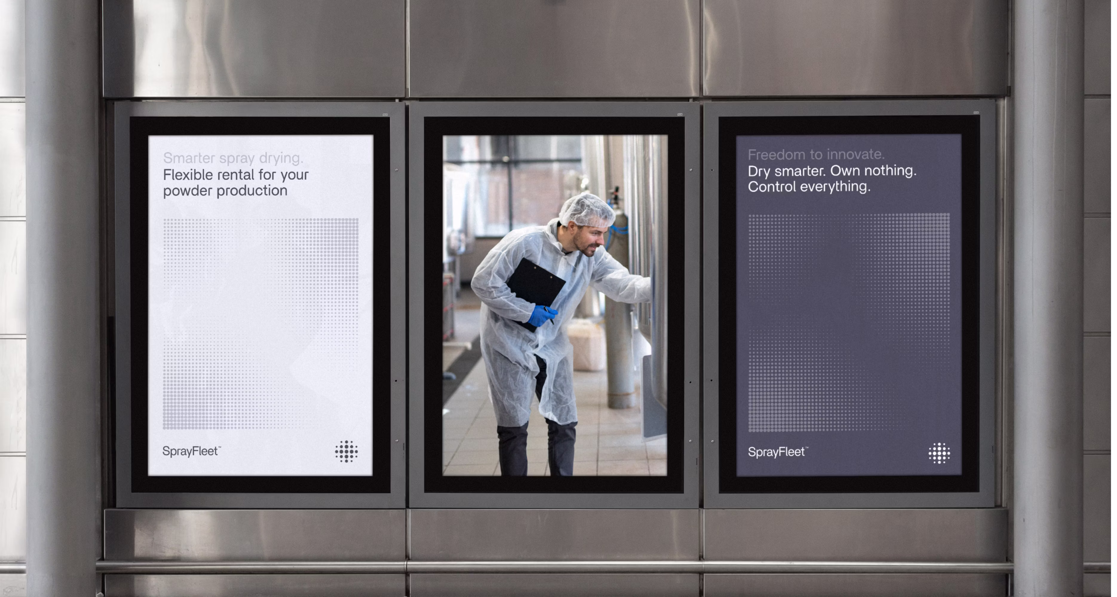 Industriarbejder i beskyttelsestøj der inspicerer udstyr mellem to digitale SprayFleet-reklamer om fleksibel pulverproduktion til leje og smart tørringskontrol.