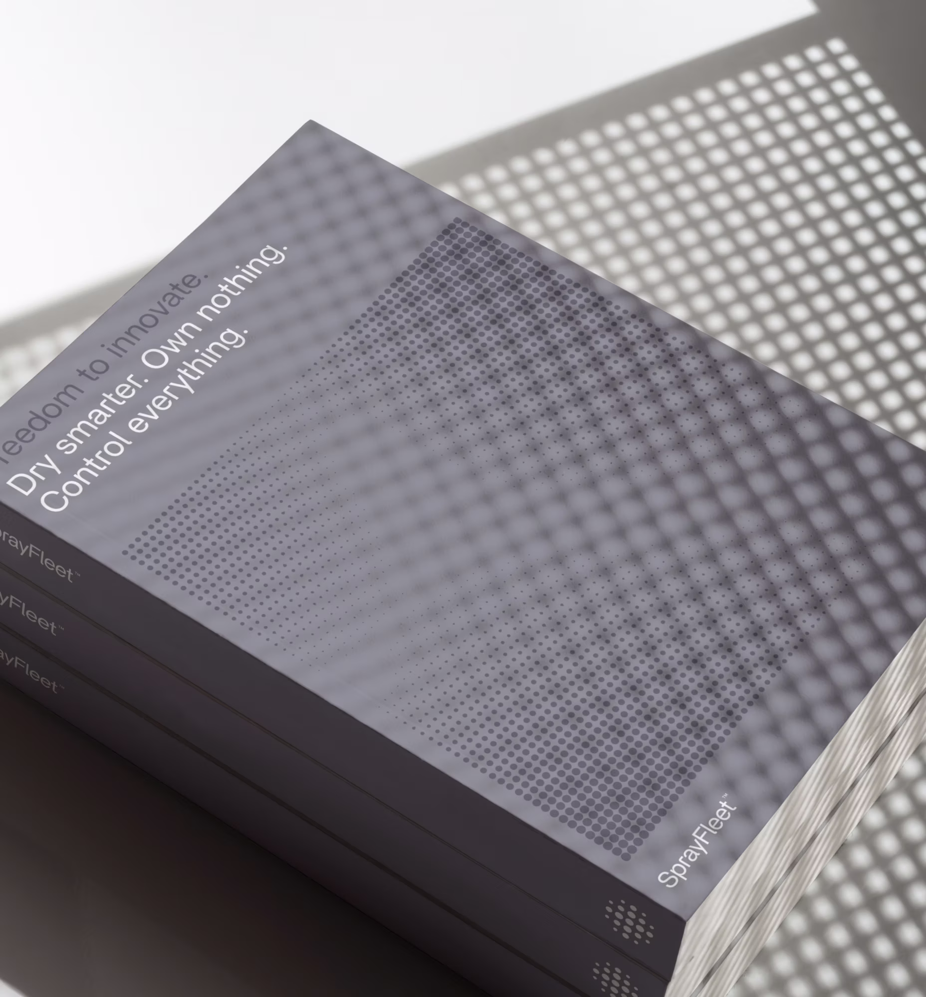 Stablede grå kasser med teksten "Dry smarter. Own nothing. Control everything." og SprayFleet-brandnavn på.