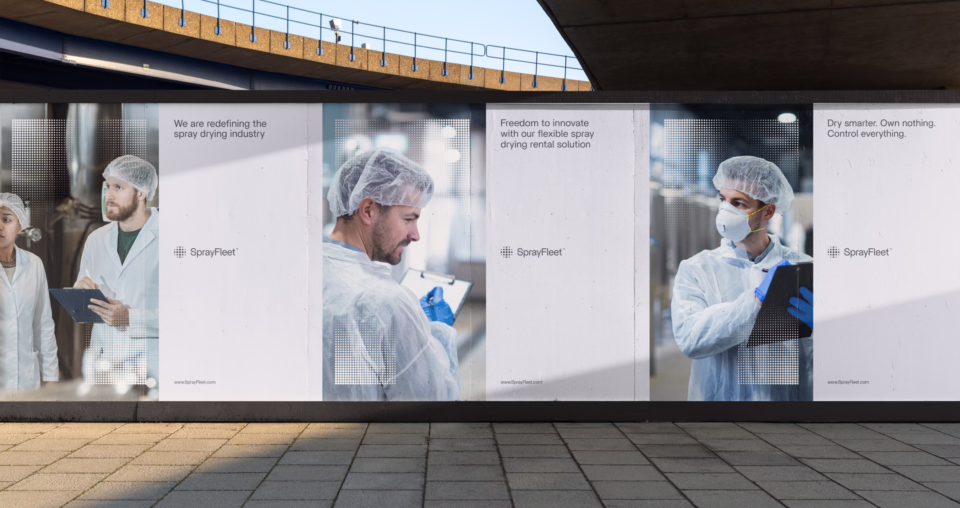 Udendørs billboardkampagne for SprayFleet med tre arbejdere i beskyttelsesudstyr der holder clipboards og tekst om at redefinere spraytørring og udlejningsløsninger.