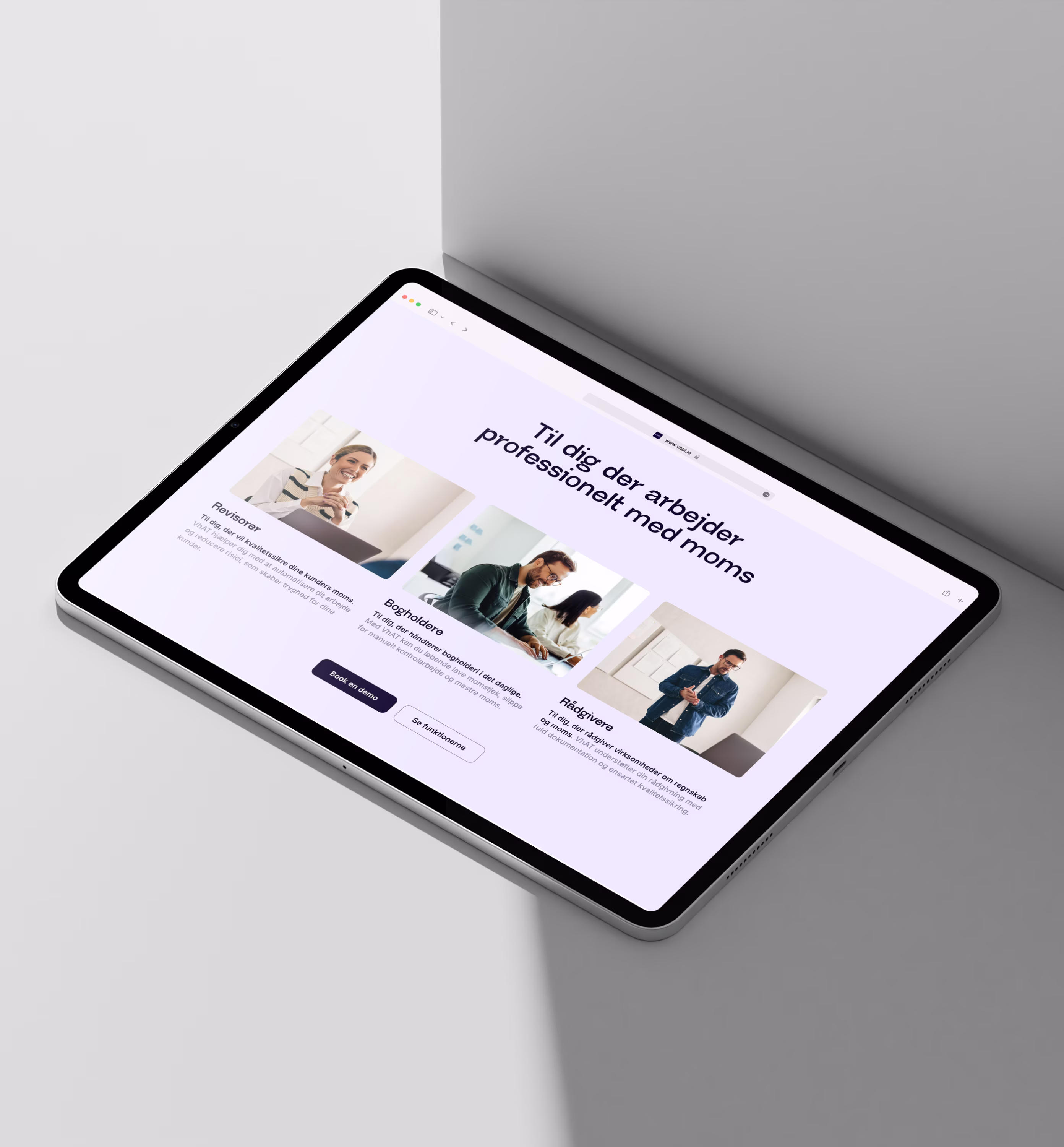 Tablet der viser onboarding-skærm for dansk erhvervssoftware med spørgsmål om moms og fradragsprocenter.