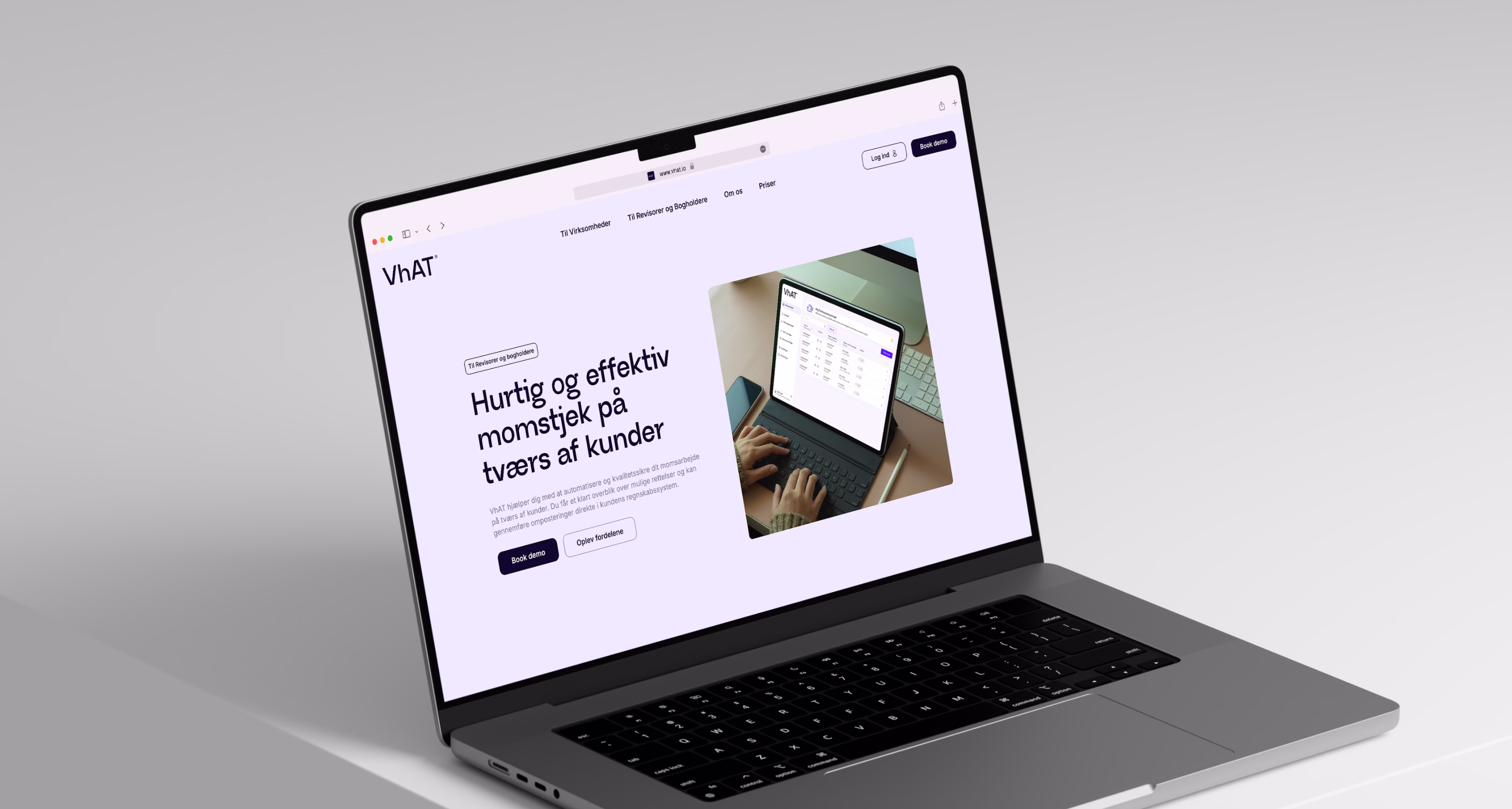 Webapp-dashboard i mørkt tema med donutdiagram for transaktionsaktivitet, valideringsscore på 95 %, samlet momsresultat på 45.394 kr, loginfelter og månedsbaseret søjlediagram fra jan til dec med detaljer for de første seks måneder.