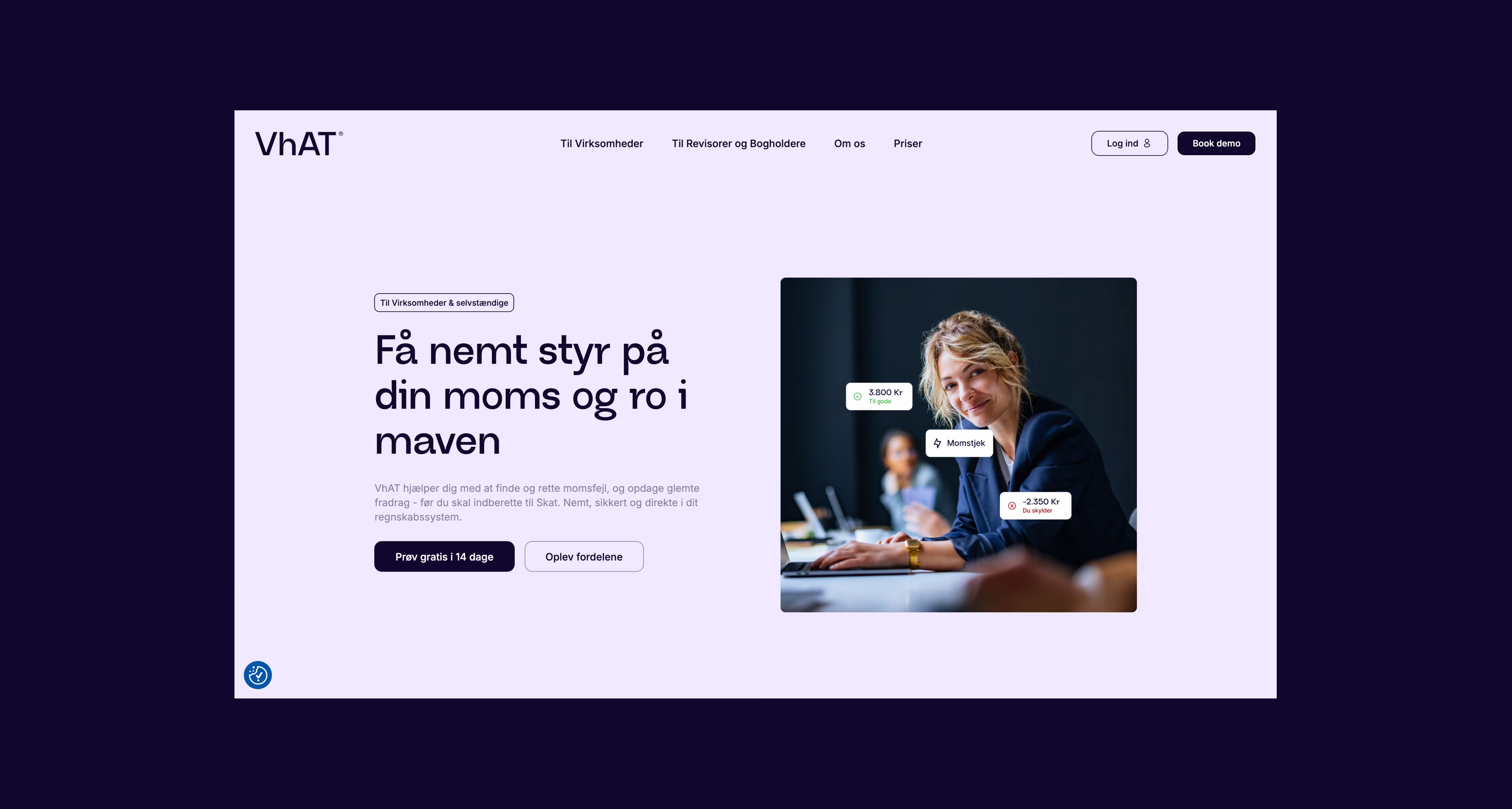 Collage af VhAT-branding med arbejdende og smilende personer, app-interface på mobil og tekst der promoverer nem og sikker momshåndtering.