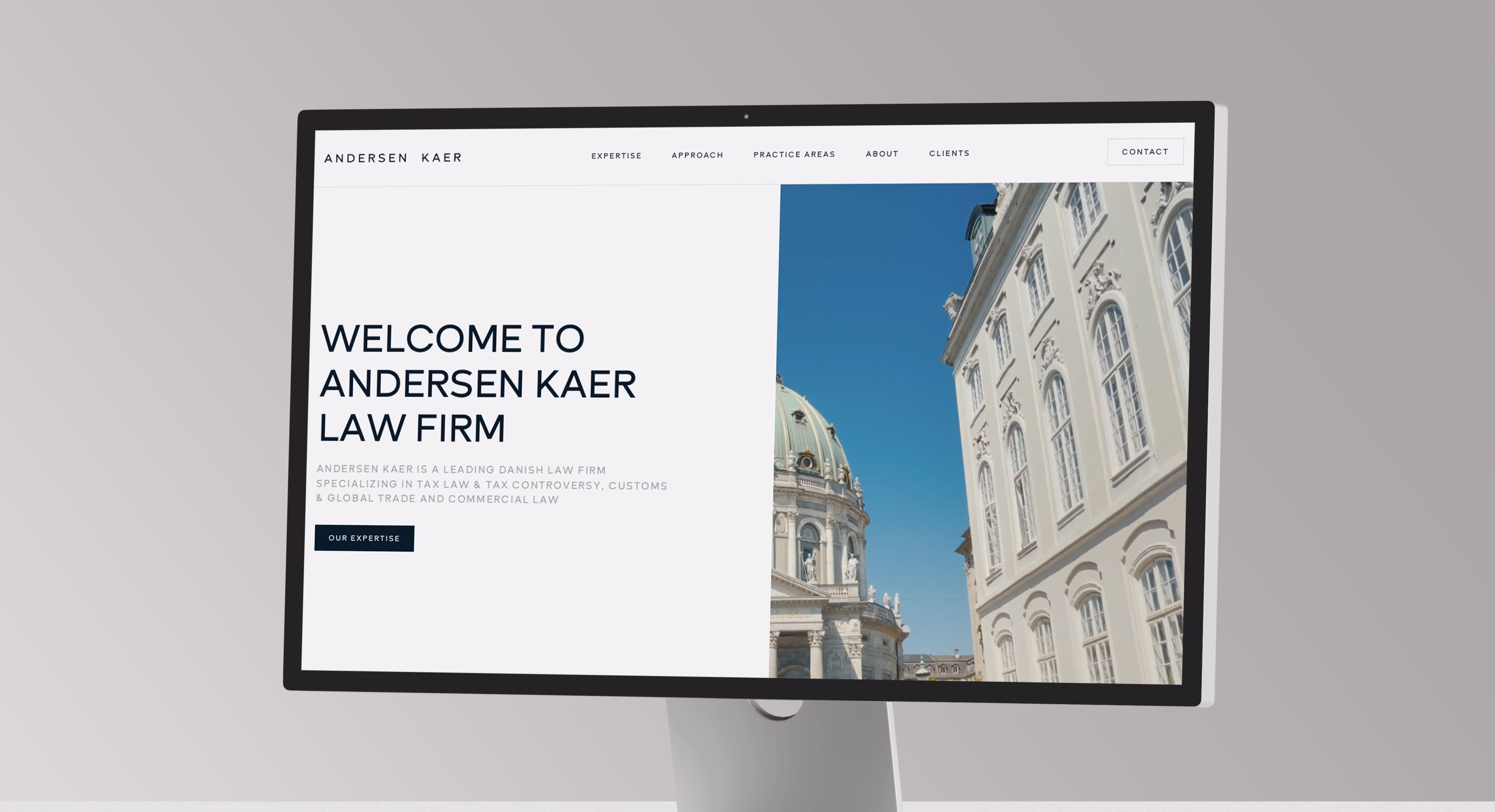 Tablet der viser hvid skærm med titlen "Our Team" og sort-hvide fotos samt navne på fire teammedlemmer.
