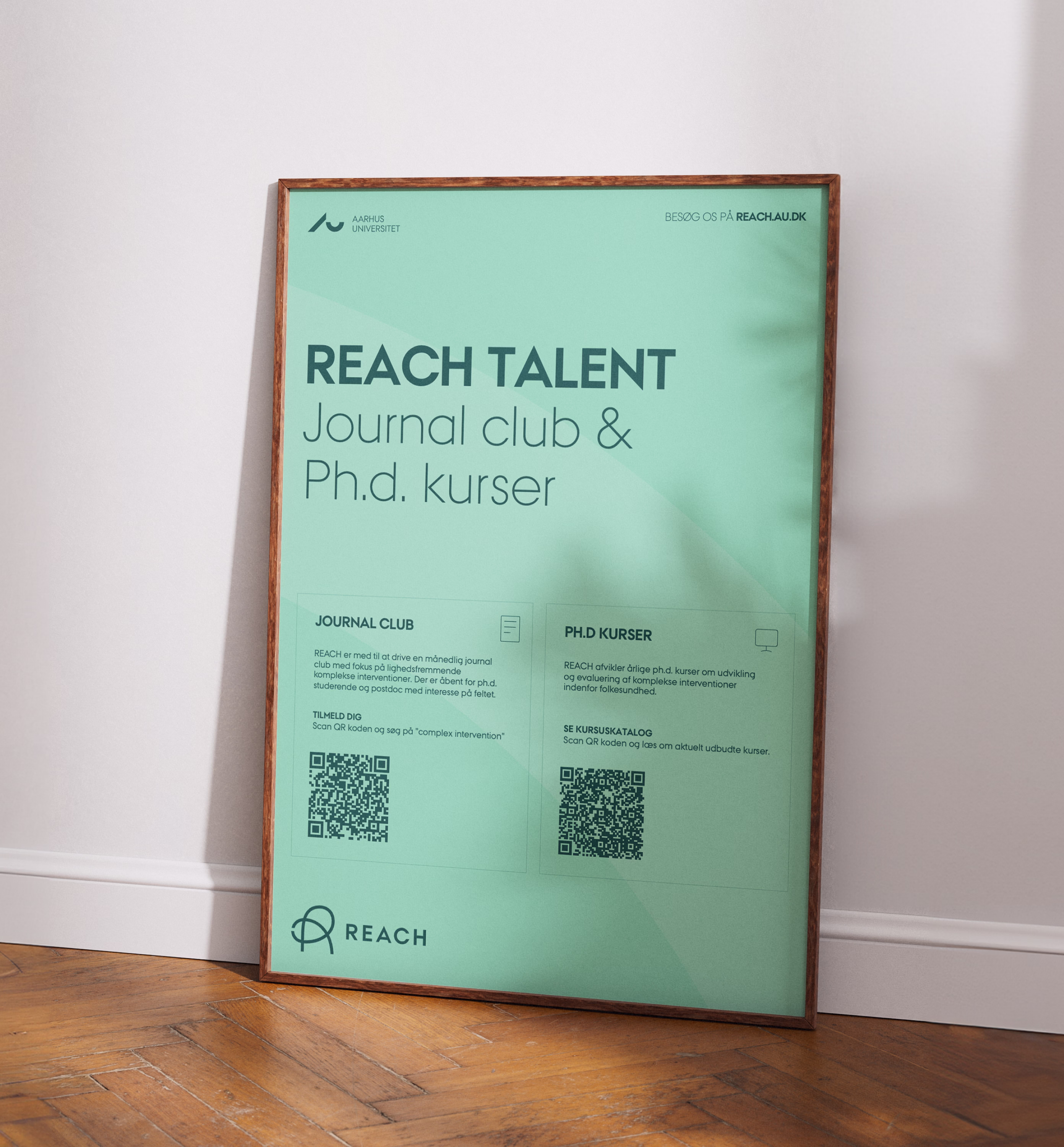 Smilende kvinde ved træbord med laptop og notesbog samt dansk tekstoverlay om at starte momshåndtering i dag.