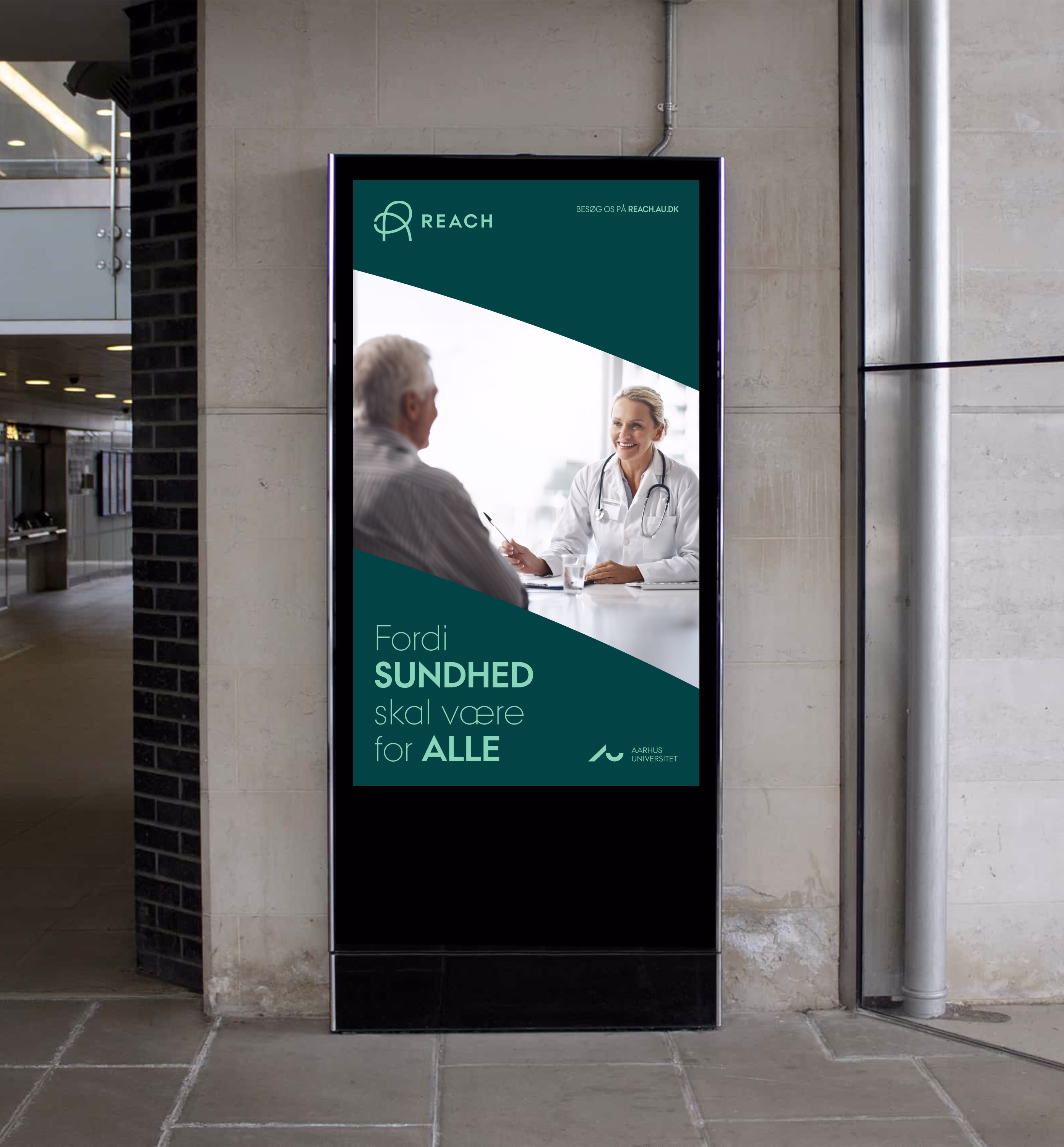 Digital udendørsskærm med to personer der smiler og giver high-five med VhAT-logo overlay.