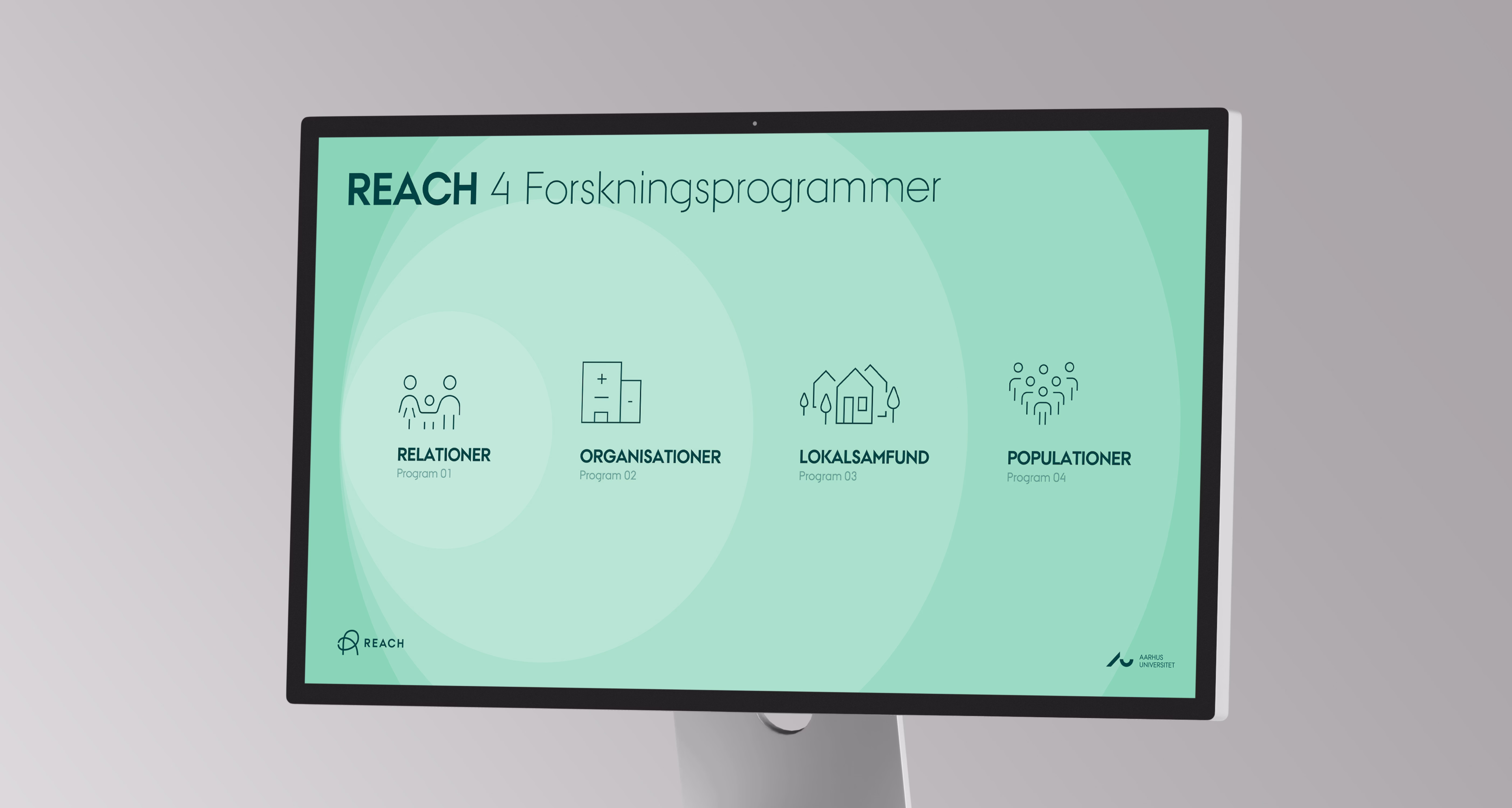 Webapp-dashboard i mørkt tema med donutdiagram for transaktionsaktivitet, valideringsscore på 95 %, samlet momsresultat på 45.394 kr, loginfelter og månedsbaseret søjlediagram fra jan til dec med detaljer for de første seks måneder.