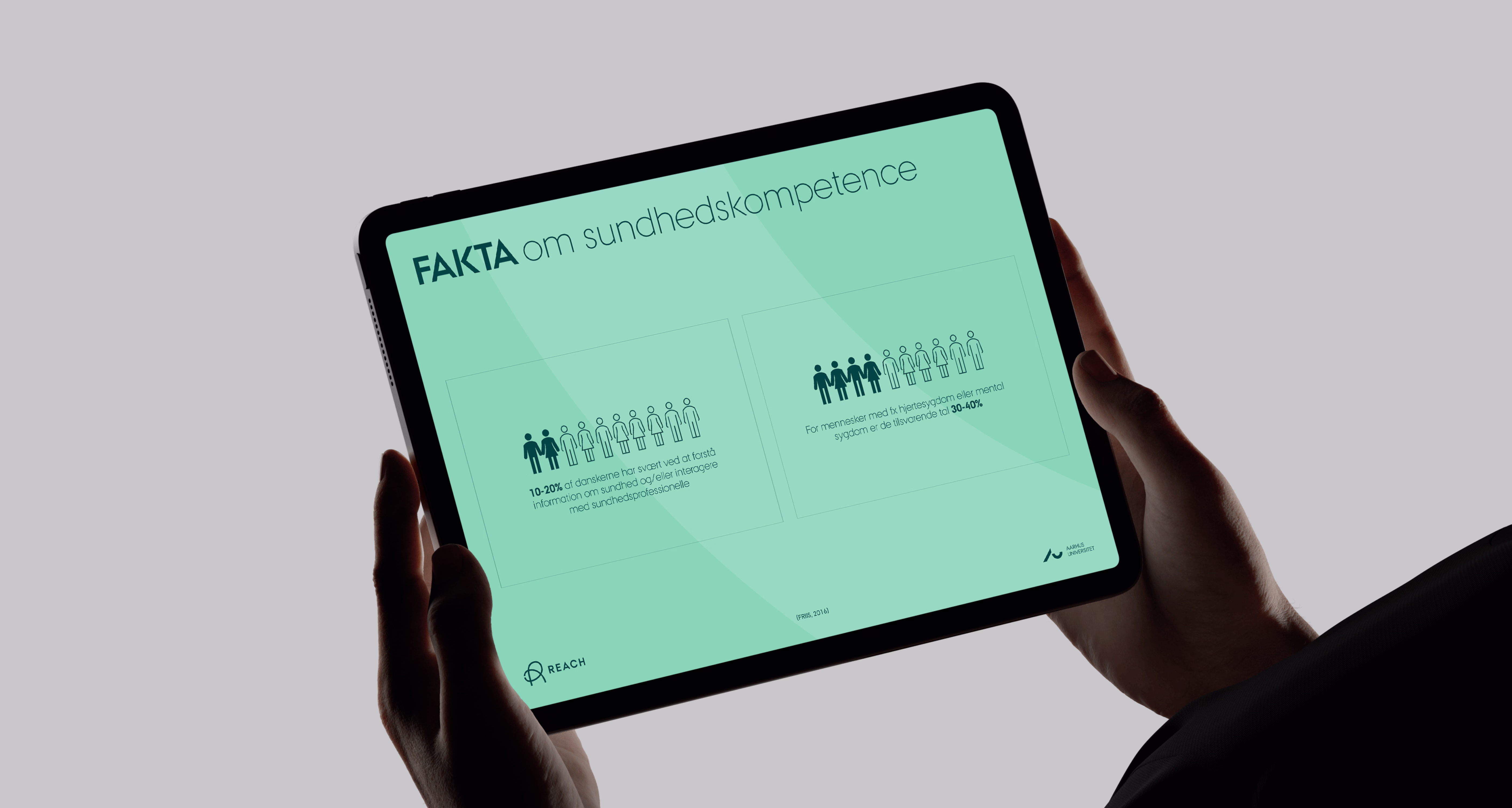 Billboard i metro med hånd der holder telefon med login-skærm til VhAT-app og tekst om din digitale partner til nem moms-gennemgang og fejlkorrigering.
