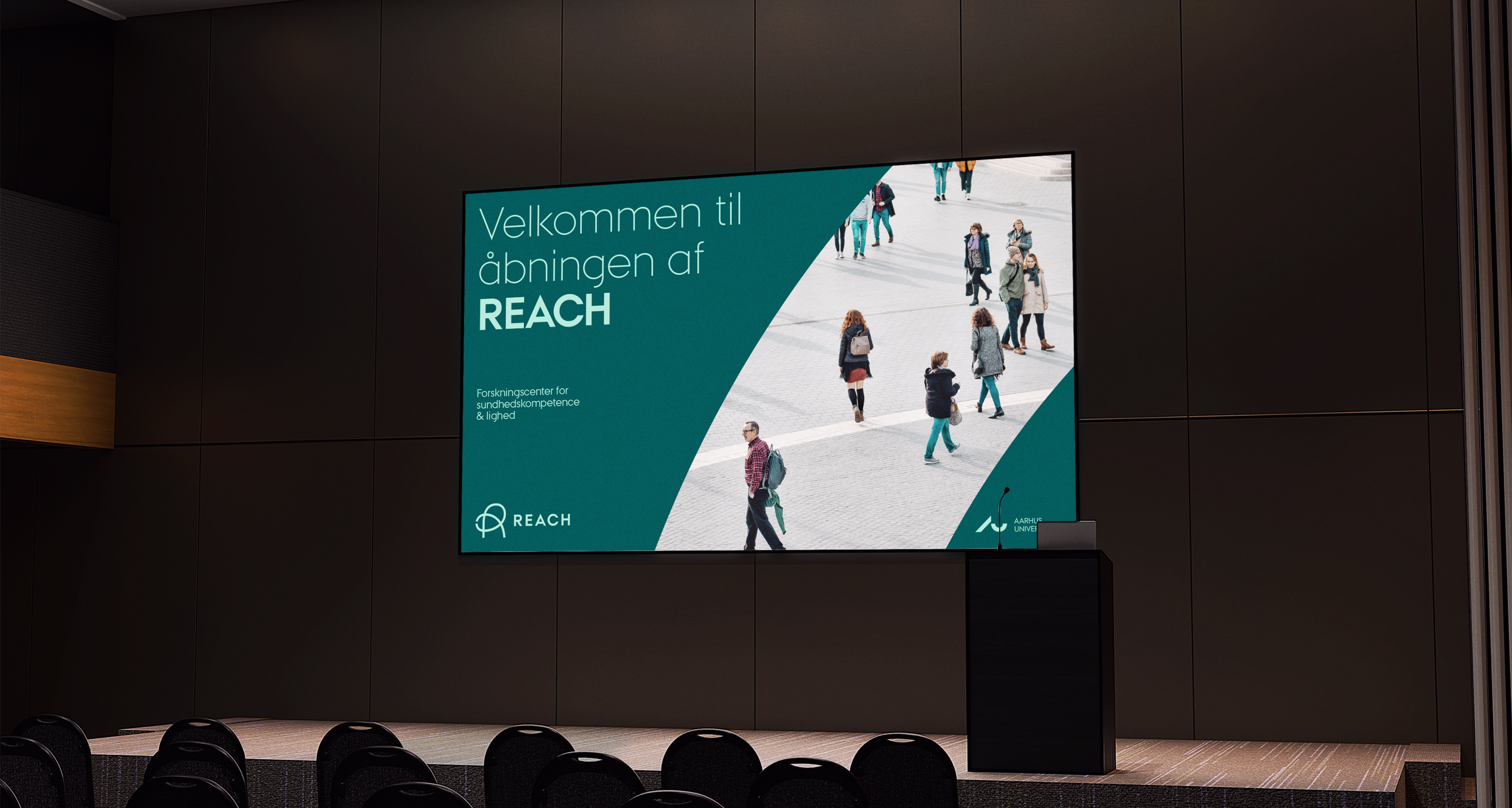 Udendørs billboard med mand i briller og denimskjorte samt tekst der promoverer VhAT til gennemgang og rettelse af momsfejl i ét værktøj.