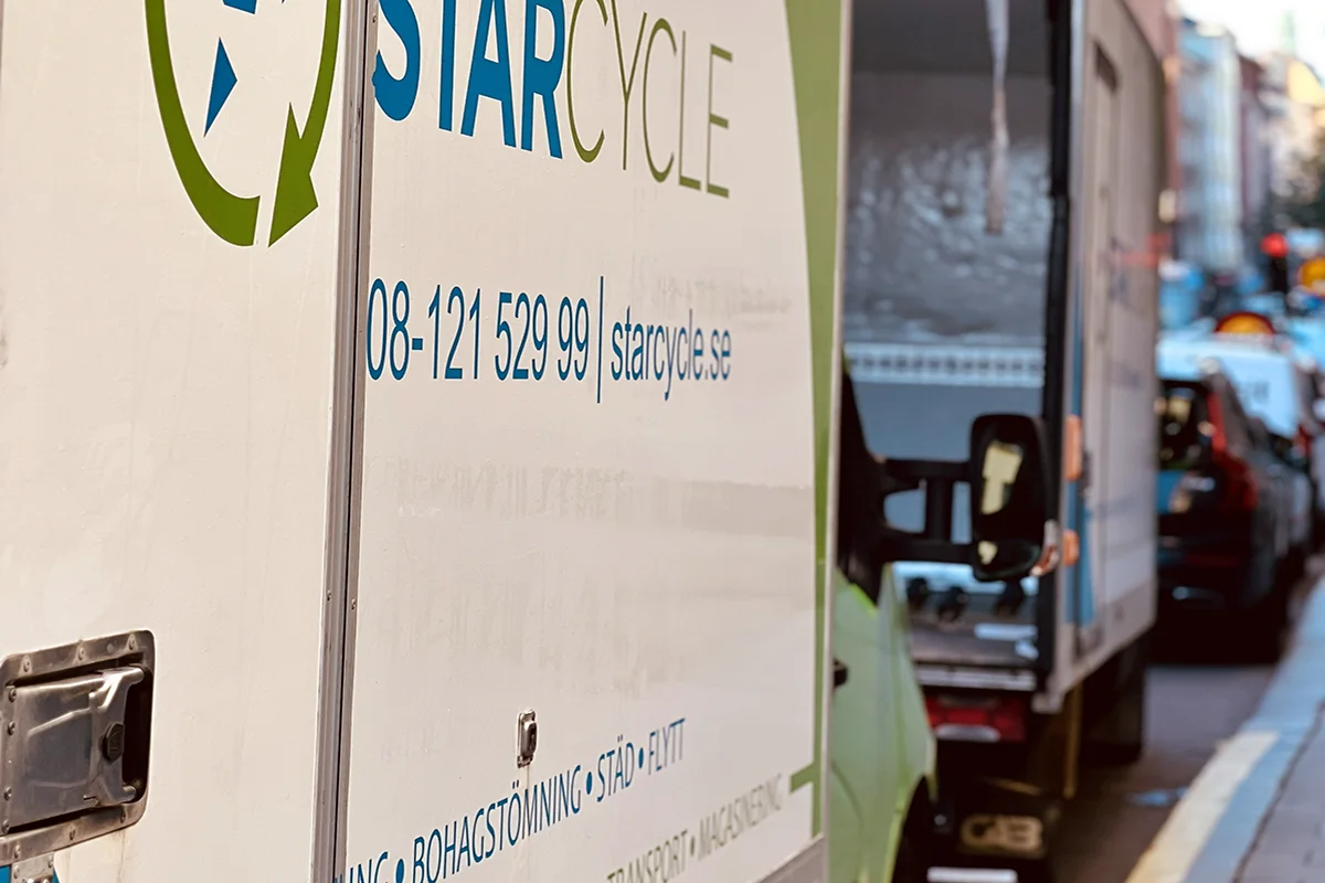 Genom att kombinera smidiga flyttningar med smart återvinning bidrar vi till att skapa renare miljöer och en grönare framtid.