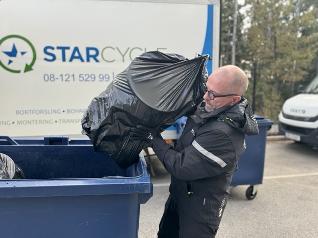 Bortforsling av skräp i Täby med Starcycles personal